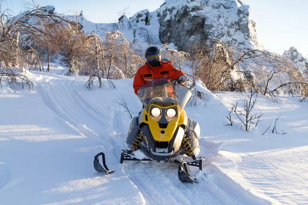 Kar motosikletinde bir atlet. — Stok fotoğraf