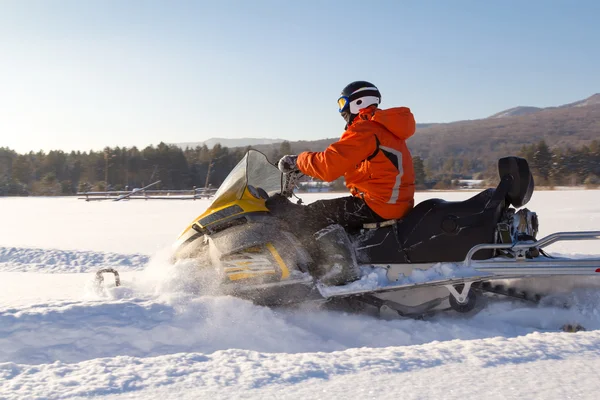 Kar motosikletinde bir atlet. — Stok fotoğraf