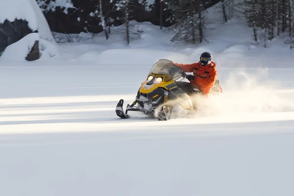 Kar motosikletinde bir atlet. — Stok fotoğraf