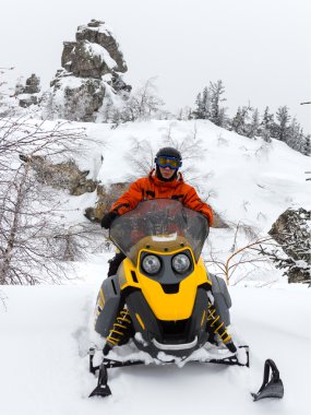 Kar motosikletinde bir atlet.