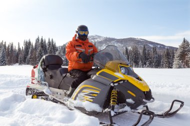 Kar motosikletinde bir atlet.