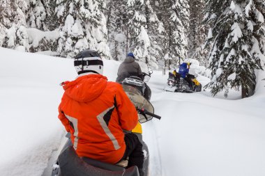 Sporcular üzerinde bir kar arabası