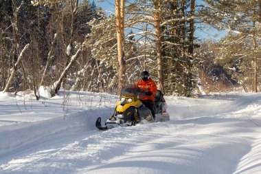 Kar motosikletinde bir atlet.