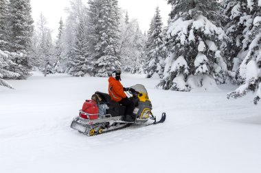 Kar motosikletinde bir atlet.