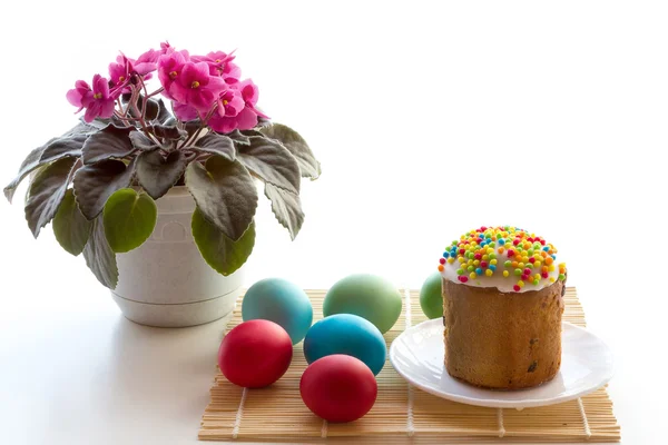 Stół wielkanocny z jajka barwione. — Zdjęcie stockowe