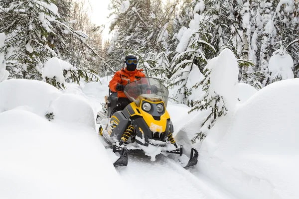 Sportler auf einem Schneemobil. — Stockfoto