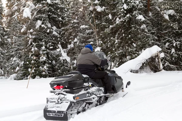 Sportler auf einem Schneemobil. — Stockfoto