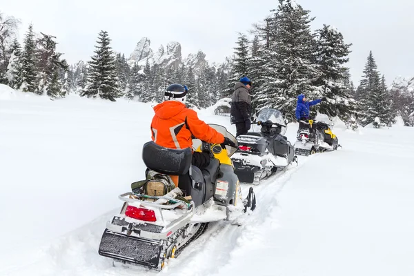 Sporcular üzerinde bir kar arabası