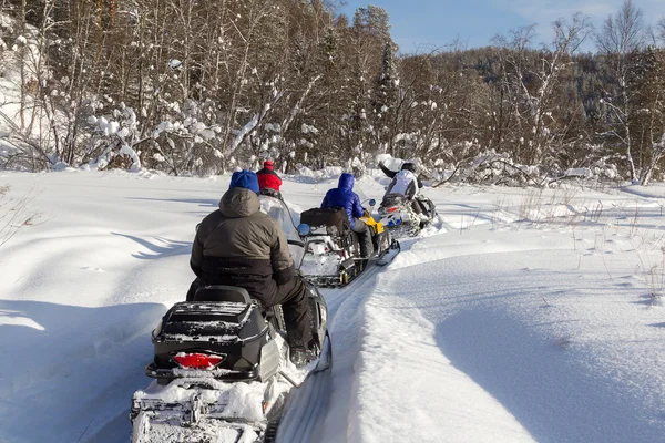Sporcular üzerinde bir kar arabası