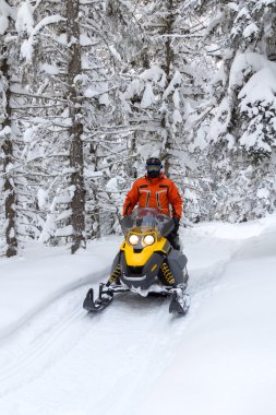 Kar motosikletinde bir atlet.