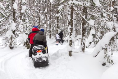 Sporcular üzerinde bir kar arabası