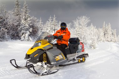 Kar motosikletinde bir atlet.