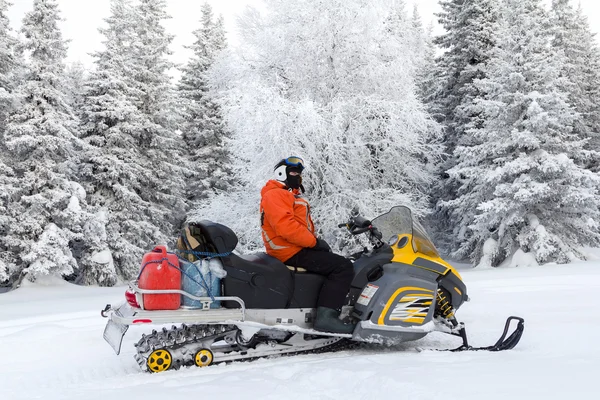 Sportler auf einem Schneemobil. — Stockfoto