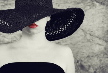 Siyah şapkalı güzel Bayan moda fotoğrafı