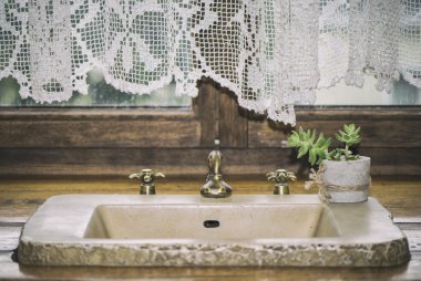 Antika lavabo ile ve çiçek