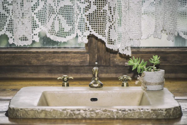 Antikes Waschbecken mit und Blume — Stockfoto