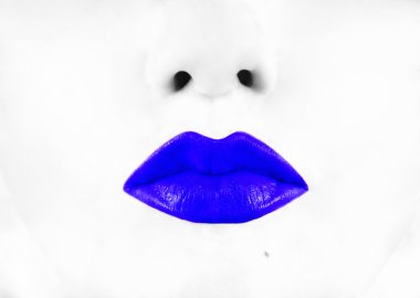 beyaz zemin üzerine mavi dudaklar