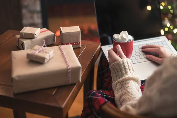 Navidad Mujer Suéter Usando Portátil Para Buscar Ideas Regalo Sentado —  Fotos de Stock