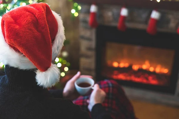 Мужчина Чашкой Кофе Чай Шляпе Санта Клауса Сидя Потепление Зимний — стоковое фото