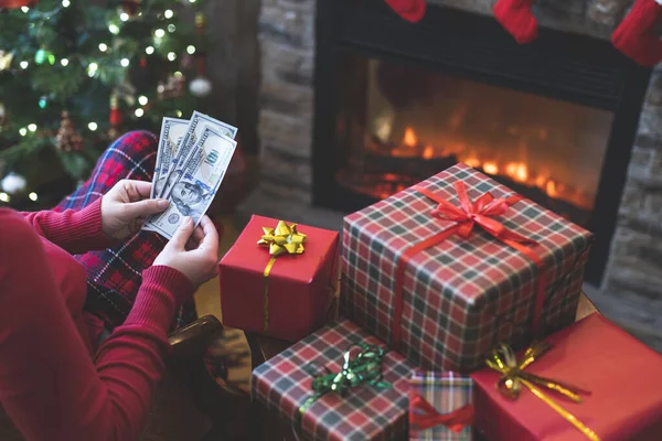 Kvinna Räknar Amerikanska Dollar Planerar Sitter Nära Julgran Och Öppen — Stockfoto
