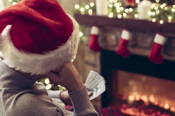 Droevige Man Een Kerstman Hoed Denkend Aan Het Tellen Van — Stockfoto