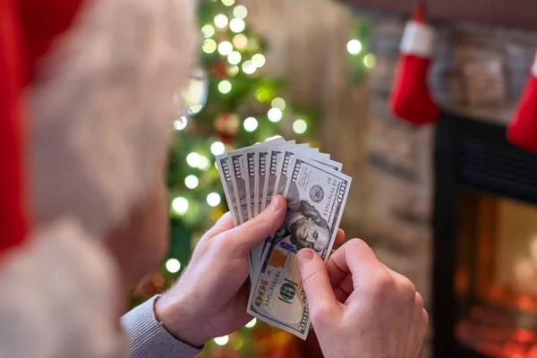 Mannen Tomtehatt Räknar Amerikanska Dollar Sittande Nära Julgran Och Öppen — Stockfoto