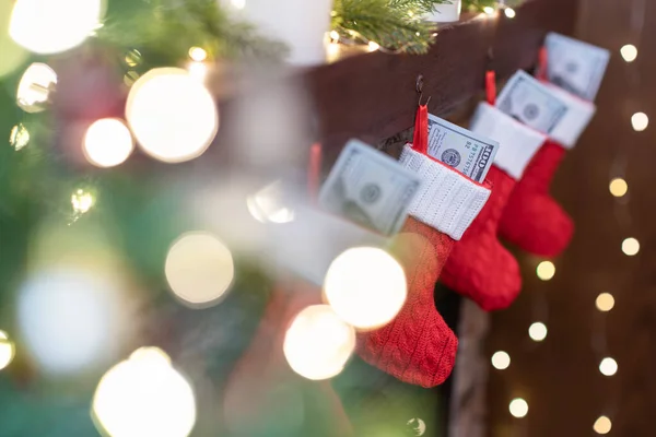 Amerikanska Amerikanska Dollar Julröda Strumpor För Gåvor Öppna Spisen Bokeh — Stockfoto
