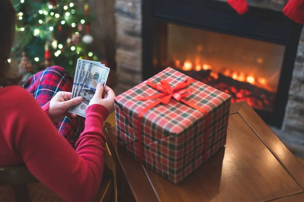 Donna Contando Dollari Americani Pianificazione Seduta Vicino All Albero Natale — Foto Stock