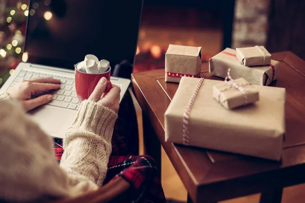 Weihnachten Frau Pullover Mit Laptop Auf Der Suche Nach Geschenkideen — Stockfoto