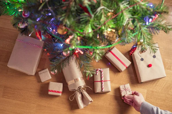 Muž Dává Ručně Vyrobený Dárkový Obal Kraftového Papíru Pod Vánoční — Stock fotografie