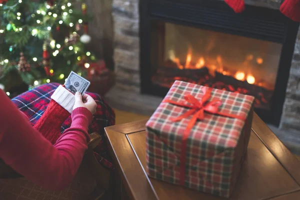 Donna Che Mette Dollari Americani Calzino Rosso Natale Seduto Vicino — Foto Stock