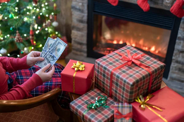 Donna Contando Dollari Americani Pianificazione Seduta Vicino All Albero Natale — Foto Stock