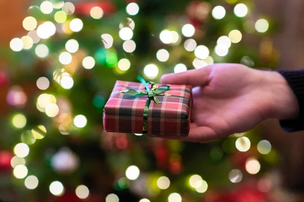Man Giving Christmas New Year Gift Box Woman Christmas Tree — Fotografia de Stock