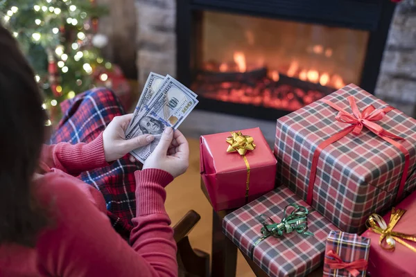 Femme Comptant Dollars Américains Planification Assis Près Arbre Noël Cheminée — Photo