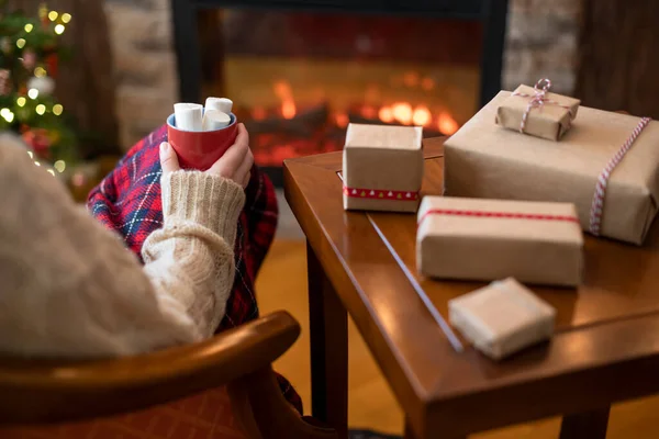 Kvinnen Dekket Rutete Sitte Slappe Nær Faste Juletre Med Kopp – stockfoto