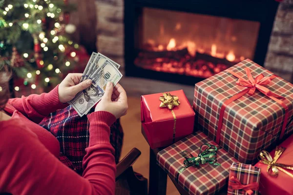 Kvinna Räknar Amerikanska Dollar Planerar Sitter Nära Julgran Och Öppen — Stockfoto