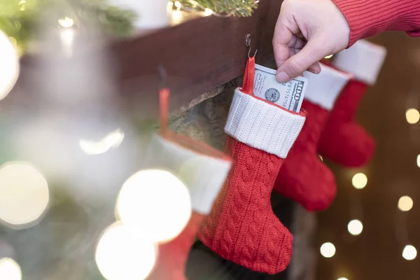 Frau Steckt Amerikanische Dollars Rote Weihnachtssocken Für Geschenke Auf Dem — Stockfoto