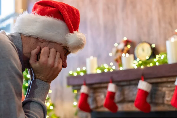 Грустный Человек Шляпе Санта Клауса Депрессии Испытывает Негативные Эмоции Время — стоковое фото