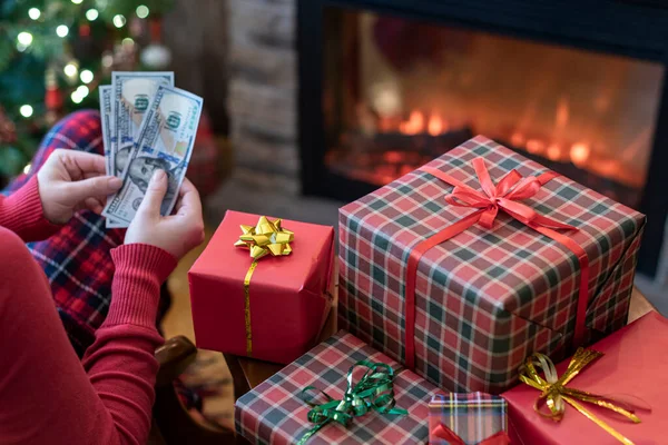 Donna Contando Dollari Americani Pianificazione Seduta Vicino All Albero Natale — Foto Stock