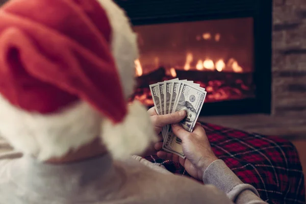 Uomo Con Cappello Babbo Natale Che Conta Dollari Americani Seduto — Foto Stock