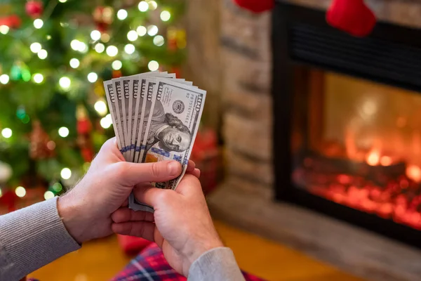 Uomo Che Conta Dollari Americani Seduto Vicino All Albero Natale — Foto Stock