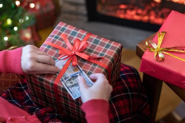 Frau Sitzt Der Nähe Von Weihnachtsbaum Und Kamin Und Legt — Stockfoto