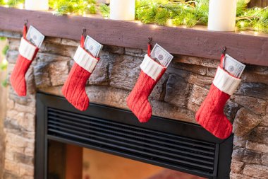 Amerikan ve Amerikan Doları Noel kırmızı çorapları Bokeh Işıkları 'ndaki şöminenin üzerinde hediyeler için.