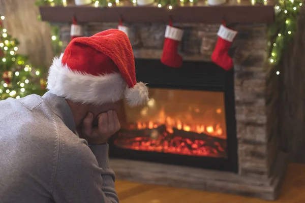 Droevige Man Kerstman Hoed Een Depressie Gevoel Van Negatieve Emoties — Stockfoto