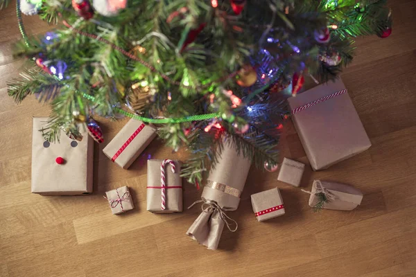 Presente Feito Mão Embrulhando Papel Kraft Sob Árvore Natal Presentes — Fotografia de Stock
