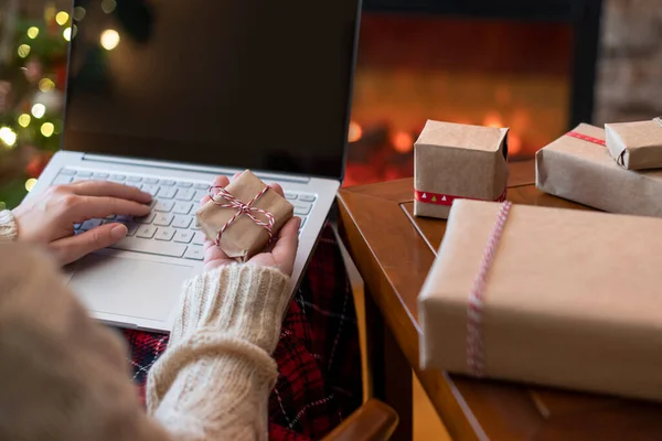 Navidad Mujer Suéter Usando Ordenador Portátil Para Buscar Ideas Regalo —  Fotos de Stock