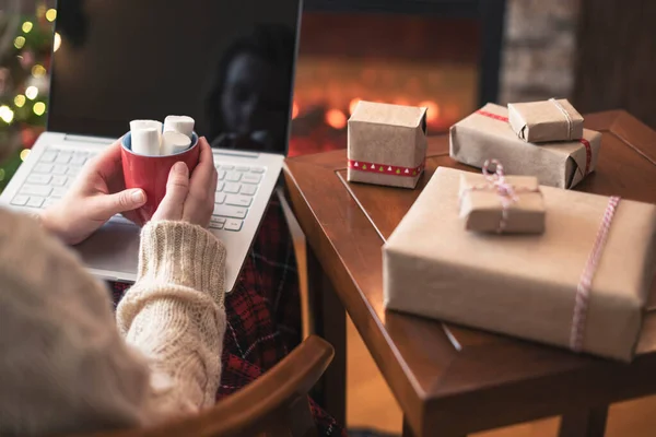 Navidad Mujer Suéter Usando Portátil Para Buscar Ideas Regalo Sentado —  Fotos de Stock