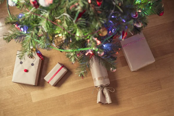 Presente Feito Mão Embrulhando Papel Kraft Sob Árvore Natal Presentes — Fotografia de Stock
