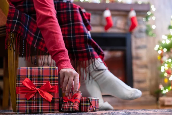 Ženské Nohy Zimních Ponožkách Zakrývaly Posezení Relaxaci Křesle Krbu Vánoční — Stock fotografie