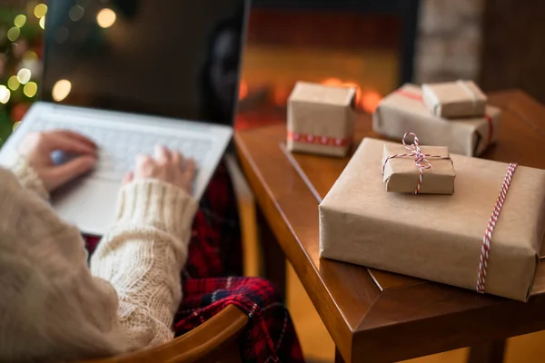 Navidad Mujer Suéter Usando Ordenador Portátil Para Buscar Ideas Regalo —  Fotos de Stock